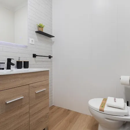 C21 Trendy 2 Bdr & Parking Downtown