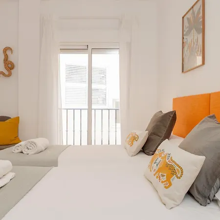 C21 Trendy 2 Bdr & Parking Downtown Apartment *
