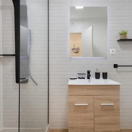 C21 Trendy 2 Bdr & Parking Downtown Apartment *