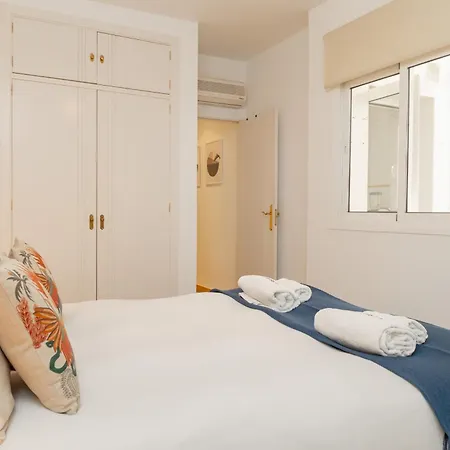 C21 Trendy 2 Bdr & Parking Downtown Apartment